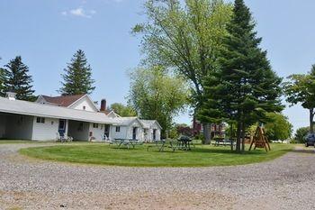 Lucky Horseshoe Cabins Au Sable Bagian luar foto